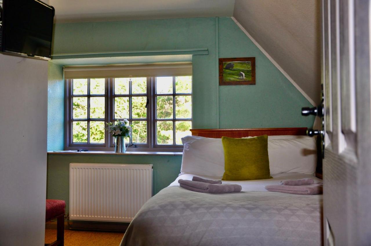 The Hollybush Inn And B&B Priors Marston Exterior photo