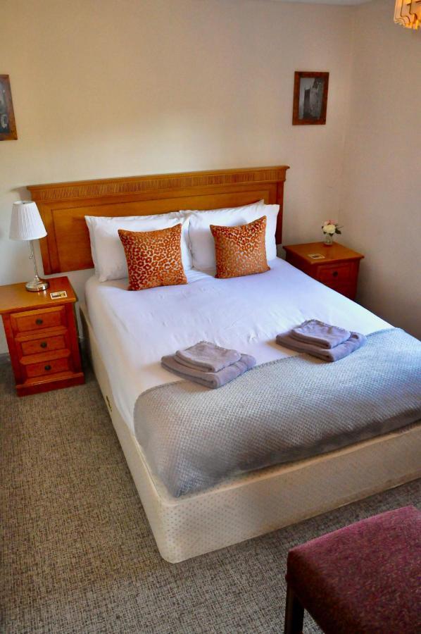 The Hollybush Inn And B&B Priors Marston Exterior photo