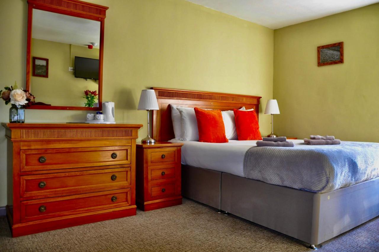 The Hollybush Inn And B&B Priors Marston Exterior photo
