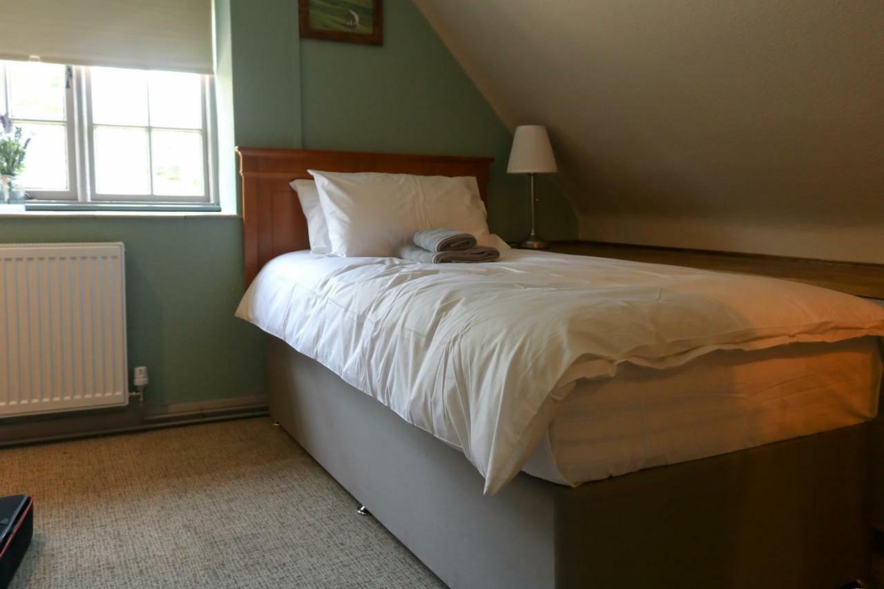 The Hollybush Inn And B&B Priors Marston Exterior photo