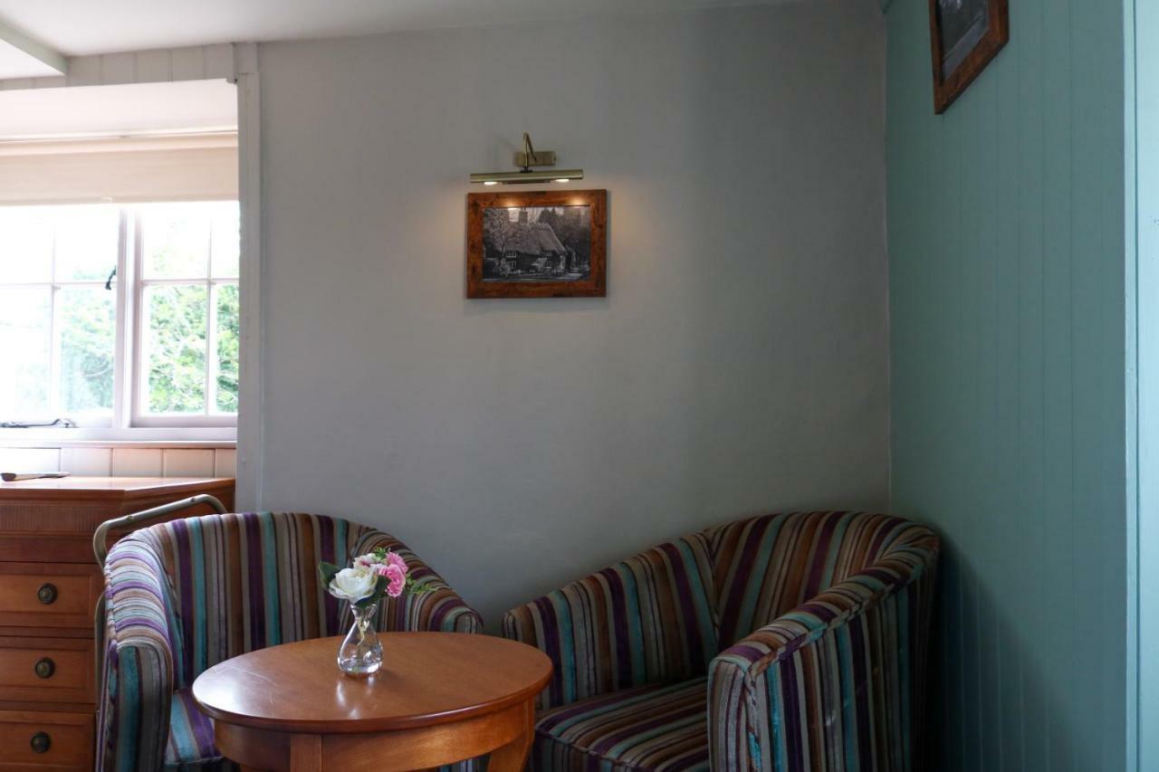 The Hollybush Inn And B&B Priors Marston Exterior photo